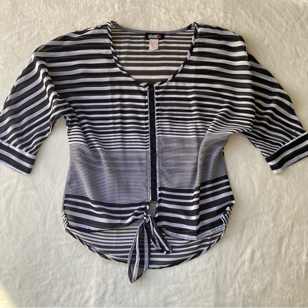Black and White Striped Women's Blouse Size Small quarter sleeve tie‎ waist